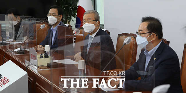 발언하는 김종인 비상대책위원장(왼쪽 세번째)