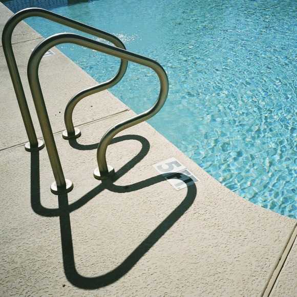 뮤지션 정준일이 오는 9월 2일 새 앨범 Summer Inn.을 발표한다. 화려하지 않지만 은은한 감성을 담은 2곡을 수록했다. /엠와이뮤직 제공