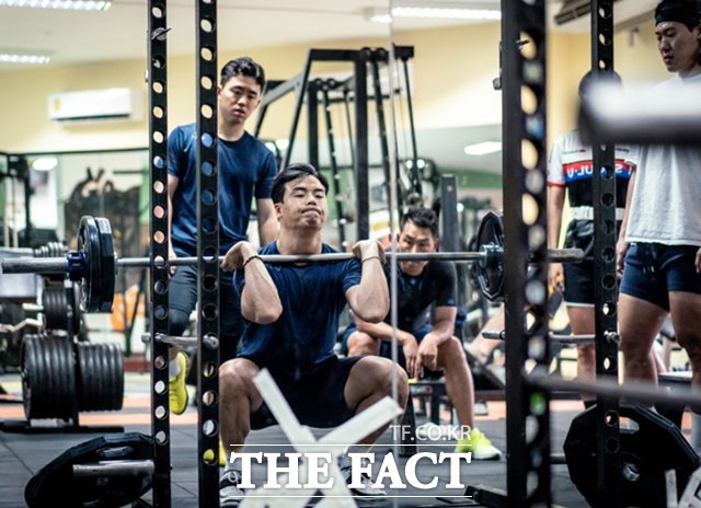 공태민(24기)이 동료 경륜 선수들이 지켜보는 가운데 웨이트 트레이닝을 하고 있다./ 인치환(17기) 제공