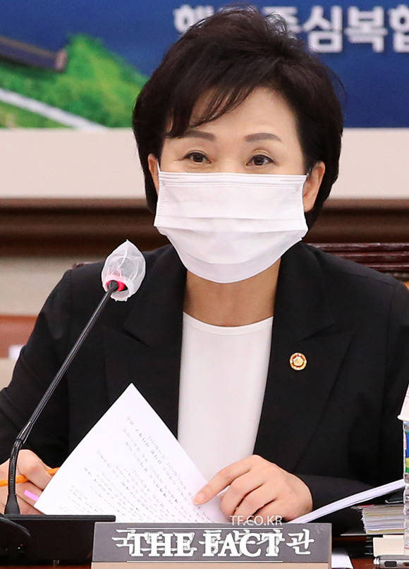 야당 의원들은 31일 국회 국토교통위원회 전체회의에서 김현미 국토교통부 장관을 향해 최근 화제가 된 진인 조은산의 시무 7조를 읽었냐고 거듭 물으며 민심을 제대로 읽으라고 질타했다. 김 장관은 야당 의원들의 질의에 추후 읽어보겠다고 답했다. /국회=배정한 기자