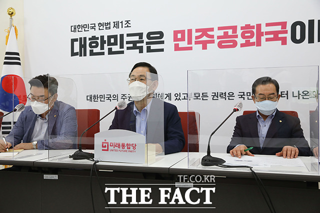 주호영 미래통합당 원내대표(가운데)가 31일 오후 서울 여의도 국회에서 열린 긴급 기자간담회에서 발언을 하고 있다. / 국회=배정한 기자