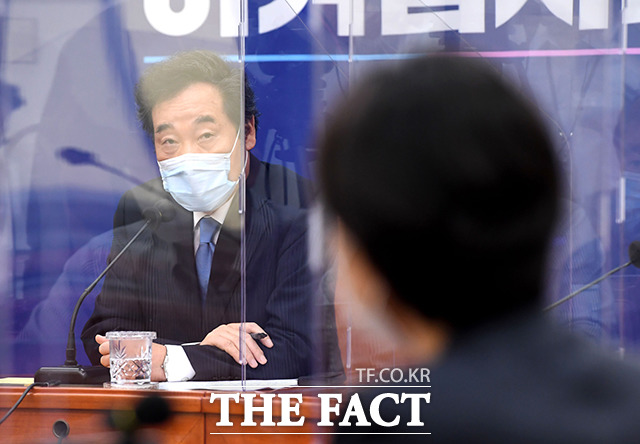 이낙연 더불어민주당 신임 당대표(왼쪽)가 31일 오후 서울 여의도 국회 당대표실에서 기자간담회를 열고 취재진의 질문에 답변을 하고 있다. / 국회=배정한 기자