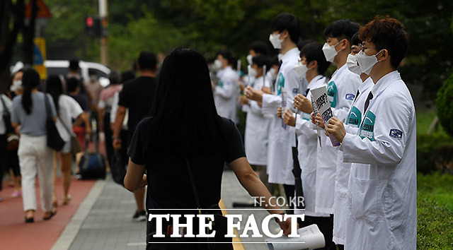 대한전공의협의회(대전협)와 대한의과대학·의학전문대학원학생협회(의대협)가 무기한 집단휴진과 국가고시 거부·동맹휴학을 이어가기로 하자 내부에서 반대 목소리가 나오고 있다. /이효균 기자