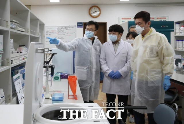 31일 이강덕 포항시장이 국립포항검역소를 방문, 관계자로부터 코로나19 진단 기기 및 시설에 대해 설명을 듣고 있다./포항시 제공