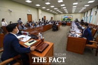 [TF사진관] 정무위 전체회의 주재하는 윤관석 위원장