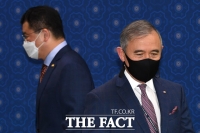 [TF포토] 자리로 향하는 최종건 차관과 해리 해리스 대사