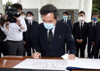 [TF포토] 방명록 작성하는 이낙연 더불어민주당 대표