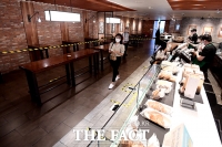 [TF포토] '테이크 아웃 이용하는 시민들'