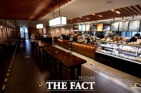 [TF포토] '카페는 테이크 아웃만 가능'