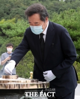 [TF포토] 현충원 참배하는 이낙연 더불어민주당 대표