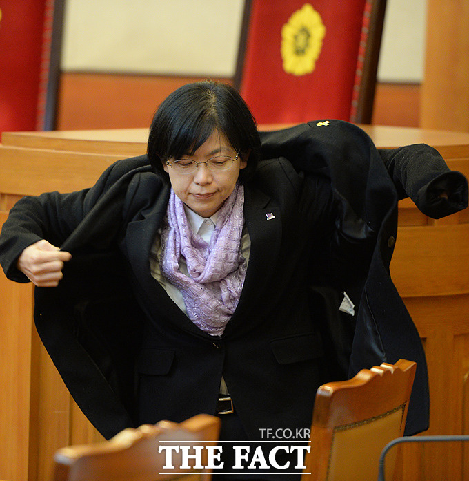 지난 2014년 12월 헌법재판소가 통합진보당 정당 해산 결정을 내린 뒤 이정희 전 의원이 법정을 나서고 있다. /뉴시스