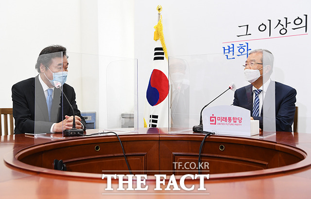 이낙연 더불어민주당 신임 당대표(왼쪽)가 1일 오전 서울 여의도 국회에서 김종인 미래통합당 비상대책위원장을 예방해 대화를 하고 있다. / 국회=배정한 기자