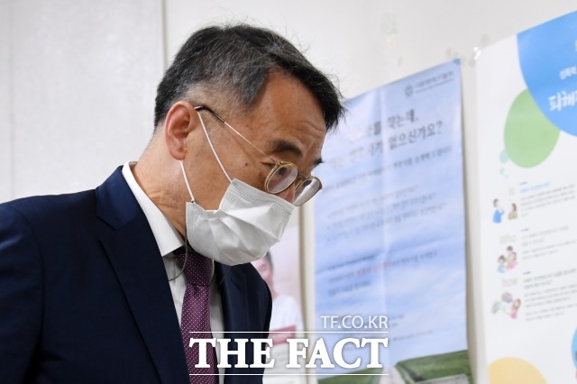 통합진보당 소송 관련 문건을 담당 판사들에게 개인적으로 전달한 전 법원행정처 심의관이 재판 개입 의도가 없었다고 증언했다. 사진은 임종헌 전 법원행정처 차장이 지난달 서울중앙지법에서 열린 1심 속행 공판에 출석한 모습. /남용희 기자