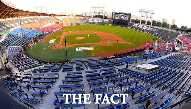 2일(수)에 열리는 2020시즌 한국프로야구(KBO) 3경기를 대상으로 한 야구토토 스페셜 101회차 투표율을 중간 집계한 결과, kt-롯데(2경기)전에서 원정팀 롯데의 투표율이 44.76%로 집계돼 근소하게 우세한 경기를 펼칠 것으로 예상됐다./더팩트 DB