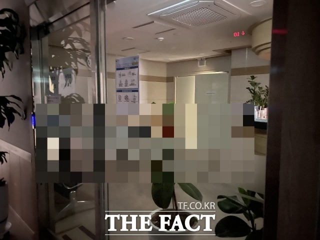 지난달 5일 부산 북구 화명동 한 정신건강의학과 의원에서 60대 환자 A씨가 50대 의사 B씨를 흉기로 찔러 숨지게 했다. 사진은 해당 병원 입구./부산=조탁만 기자.