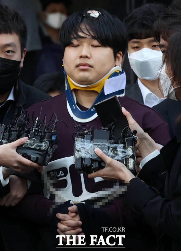 박사 조주빈(25)과 부따 강훈(19)이 박사방 공범의 재판에 증인으로 나왔다. 증인석에 선 조 씨는 범죄집단 혐의로 함께 기소된 강 씨를 특정해 공범으로 지목했으나 강 씨는 조 씨의 협박이 있었다는 취지로 증언했다. /이동률 기자