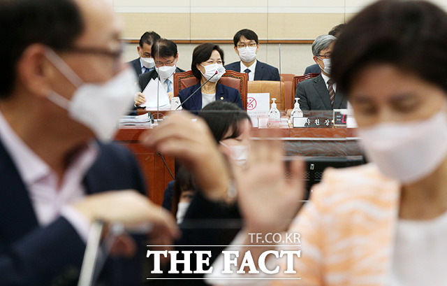추미애 법무부 장관(가운데)이 1일 오후 서울 여의도 국회에서 열린 법제사법위원회 전체회의에 출석해 현안 질의를 요구하며 항의하는 김도읍 미래통합당 간사(왼쪽)를 바라보고 있다. / 국회=배정한 기자