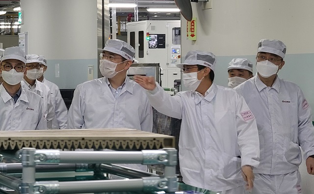 이재용 삼성전자 부회장이 지난 7월16일 삼성전기 부산사업장을 찾아 차세대 패키지 기판 생산 공장을 살펴보는 모습. /삼성전자 제공