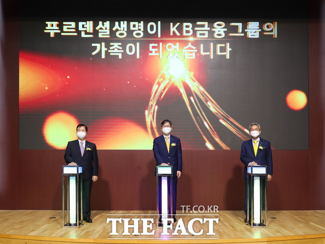 1일 서울 역삼동 푸르덴셜타워에서 열린 KB금융그룹 자회사 편입 기념 출범식에 참석한 선우석호 KB금융지주 이사회 의장, 민기식 푸르덴셜생명 대표이사 사장, 윤종규 KB금융지주 회장(왼쪽부터)이 KB금융그룹의 자회사가 된 푸르덴셜생명의 로고를 공개하는 퍼포먼스를 진행하고 있다. /푸르덴셜생명 제공