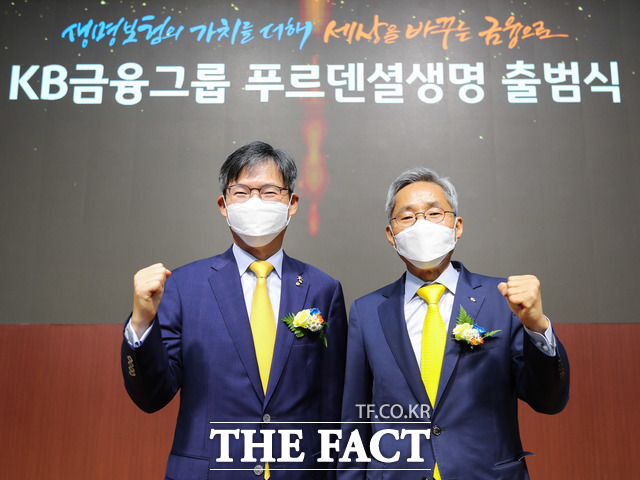 민기식 푸르덴셜생명 대표이사 사장(사진 오른쪽)과 윤종규 KB금융지주 회장이 1일 오전 서울 역삼동 푸르덴셜타워에서 열린 푸르덴셜생명의 KB금융그룹 자회사 편입 기념 출범식에서 기념사진을 촬영하고 있다. /푸르덴셜생명 제공
