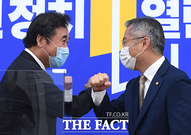 이낙연 더불어민주당 신임 당대표(왼쪽)가 1일 오후 서울 여의도 국회에서 최강욱 열린민주당 대표를 예방하고 있다. / 국회=배정한 기자