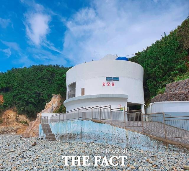 80점을 받아 선정된 거제시 여차 해수욕장 공중화장실 전경. /경남도 제공