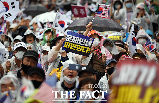 서울시가 집회·행사 등을 목적으로 단기계약을 맺고 운행하는 전세버스에 탑승객 명부 작성을 의무화한다. 전광훈 목사가 이끄는 사랑제일교회와 보수단체가 참석한 8.15 광화문 국민대회가 15일 오후 서울 광화문광장에서 열린 가운데 집회 참가자들이 정부를 규탄하고 있다./임영무 기자