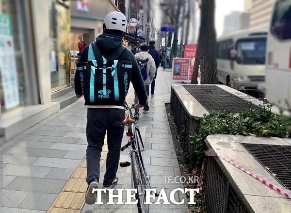 배민은 라이더와 고객의 접촉을 최소화하기 위해 한시적으로 만나서결제 서비스를 제한하는 안을 검토 중이다. /이민주 기자
