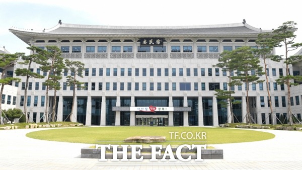 경북도내 코로나 19 신규확진자가 9명이 발생했다.누적 확진자수는1일 현재 1422명으로 늘었다./사진은 경북도청사 전경/경북도 제공.