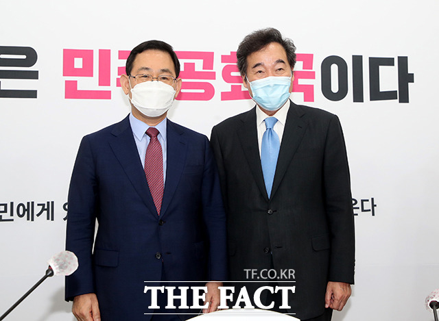 이낙연 더불어민주당 신임 당대표가 1일 오전 서울 여의도 국회에서 주호영 미래통합당 원내대표(왼쪽) 예방하고 있다. / 국회=배정한 기자