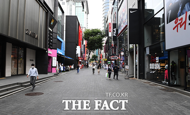 온라인 사업의 장점에도 소비자들의 무관심과 경쟁력 강화를 해결해야 한다는 목소리도 나온다. 사진은 코로나19로 인해 발길이 끊긴 명동거리 모습. /배정한 기자