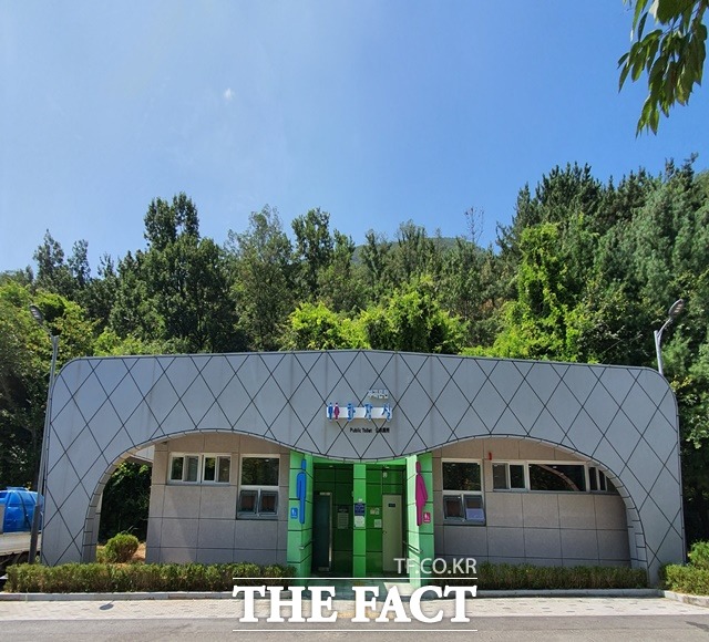 경남도가 1일 2020년 베스트 공중화장실 3곳을 발표했다. 창녕군은 올해로 8년 연속 선정됐다. 사진은 올해 선정된 창녕군 부곡면 공설주차장 공중화장실 전경. /경남도 제공