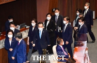 [TF포토] 본회의장 나서는 정세균 총리와 국무위원들