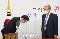 [TF포토] 허리숙여 인사하는 이낙연 더불어민주당 대표
