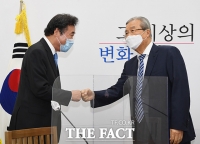 [TF포토] 주먹 인사하는 이낙연 대표와 김종인 비대위원장