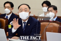 [TF포토] 질의에 답변하는 홍남기 부총리