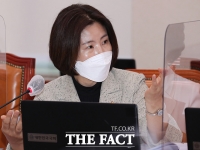 [TF포토] 여성가족부 장관에게 질문하는 김미애 의원