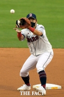 [TF포토] 두산 최주환, 마스크 쓰고 수비!