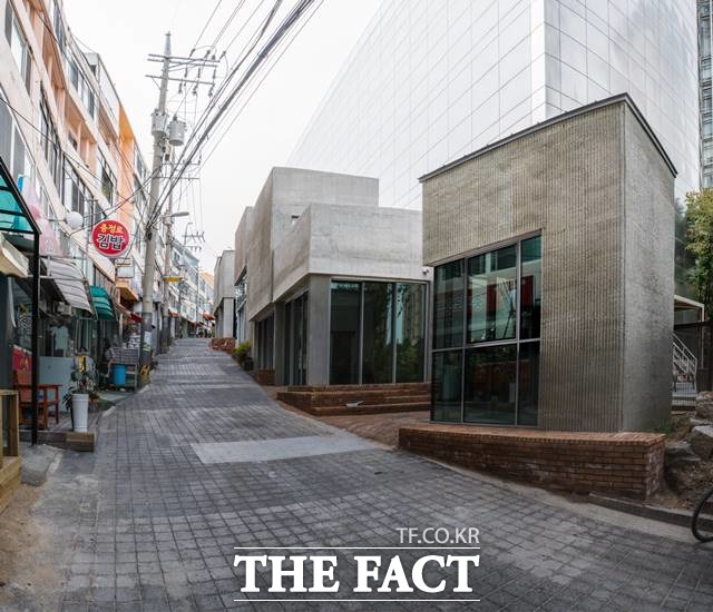 칙칙했던 서울역 뒤 중림동 골목길이 걷고 싶은 거리로 탈바꿈한다. 사진은 중림창고 조성 전후 모습. /서울시 제공