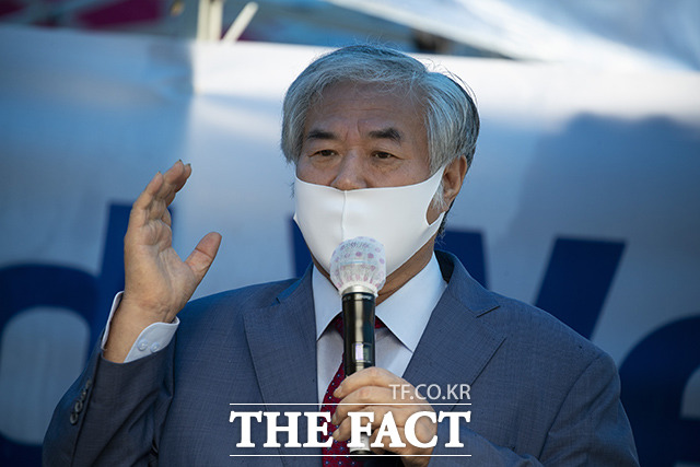 코로나19 치료를 받고 퇴원한 전광훈 목사가 2일 오전 서울 성북구 사랑제일교회 앞에서 기자회견을 하고 있다. /이동률 기자