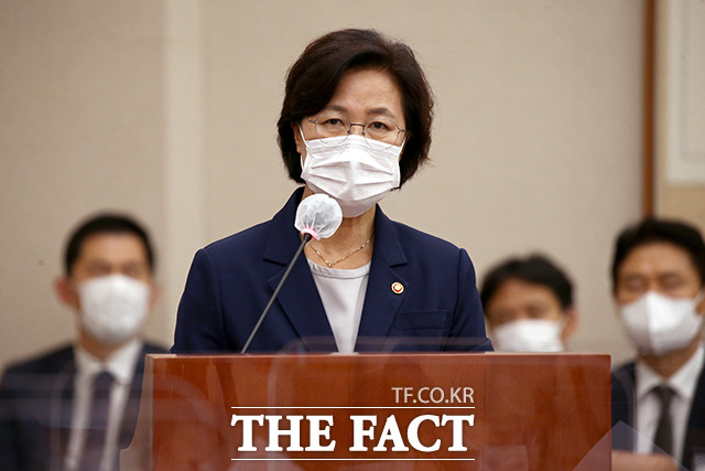 추미애 법무부장관이 1일 검찰 인사에 대한 비판과 관련해 원칙을 세우고 조직 개편을 한 문제 없는 인사다라고 강조했다. 추 장관이 이날 국회에서 열린 법제사법위원회에 출석해 인사말을 하는 모습. /배정한 기자