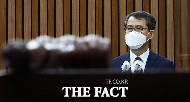 이흥구 대법관 후보자가 2일 서울 여의도 국회에서 열린 임명동의안 심사를 위한 인사청문회에서 인사말을 하고 있다. /국회=배정한 기자