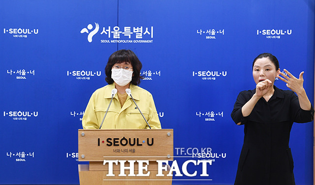서울 신종 코로나바이러스 감염증(코로나19) 확진자가 약 하루 사이 58명 늘었다. 14일 오전 서울 중구 서울특별시청 브리핑룸에서 박유미 서울시 시민건강국장이 코로나19 브리핑을 하고 있다.