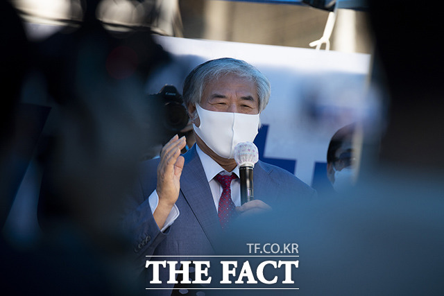 코로나19 치료를 받고 퇴원한 전광훈 목사가 2일 오전 서울 성북구 사랑제일교회 앞에서 기자회견을 하고 있다. /이동률 기자