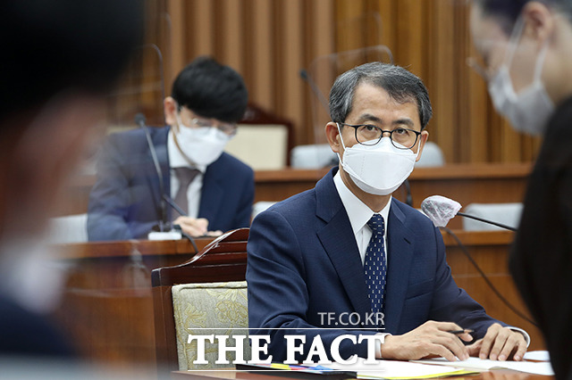 이흥구 대법관 후보자가 2일 오전 서울 여의도 국회에서 열린 인사청문회에 출석해 의원들의 질의에 답변을 하고 있다. /배정한 기자