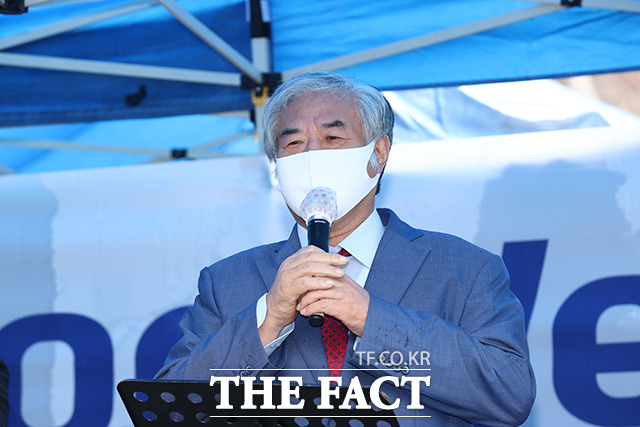 국내 신종 코로나바이러스 감염증(코로나19) 80대 환자의 치명률이 20%에 달하는 것으로 나타났다. 코로나19 치료를 받고 퇴원한 전광훈 목사가 2일 오전 서울 성북구 사랑제일교회 앞에서 기자회견을 하고 있다. /이동률 기자