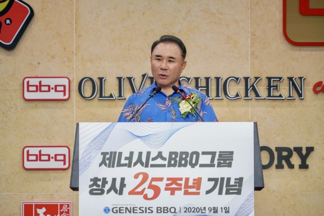 치킨 프랜차이즈 BBQ가 창사 25주년을 맞이한 가운데 윤홍근 회장이 위기 속 BBQ DNA를 계승하자고 강조했다. /BBQ 제공