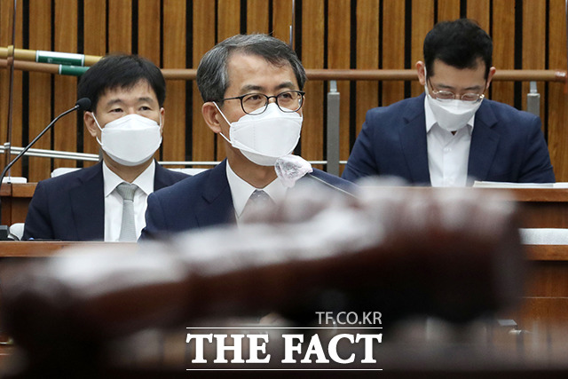 이흥구 대법관 후보자(가운데)가 2일 오전 서울 여의도 국회에서 열린 인사청문회에 출석해 의원들의 질의에 답변을 하고 있다. / 국회=배정한 기자
