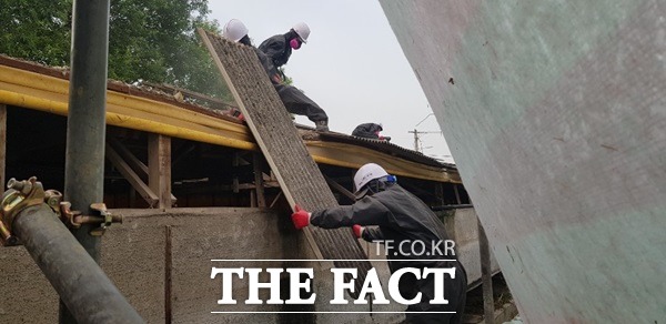 의성군 다인면 신락원 건물 지붕 (1급발암물질) 인 슬레이트를 철거 하고 있다./의성군 제공