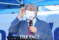 [TF포토] 마스크 고쳐쓰는 전광훈 목사